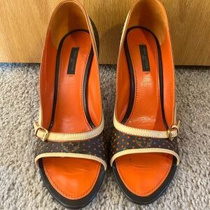 Louis Vuitton size 38.5 vintage monogrammed pump. Good condition.